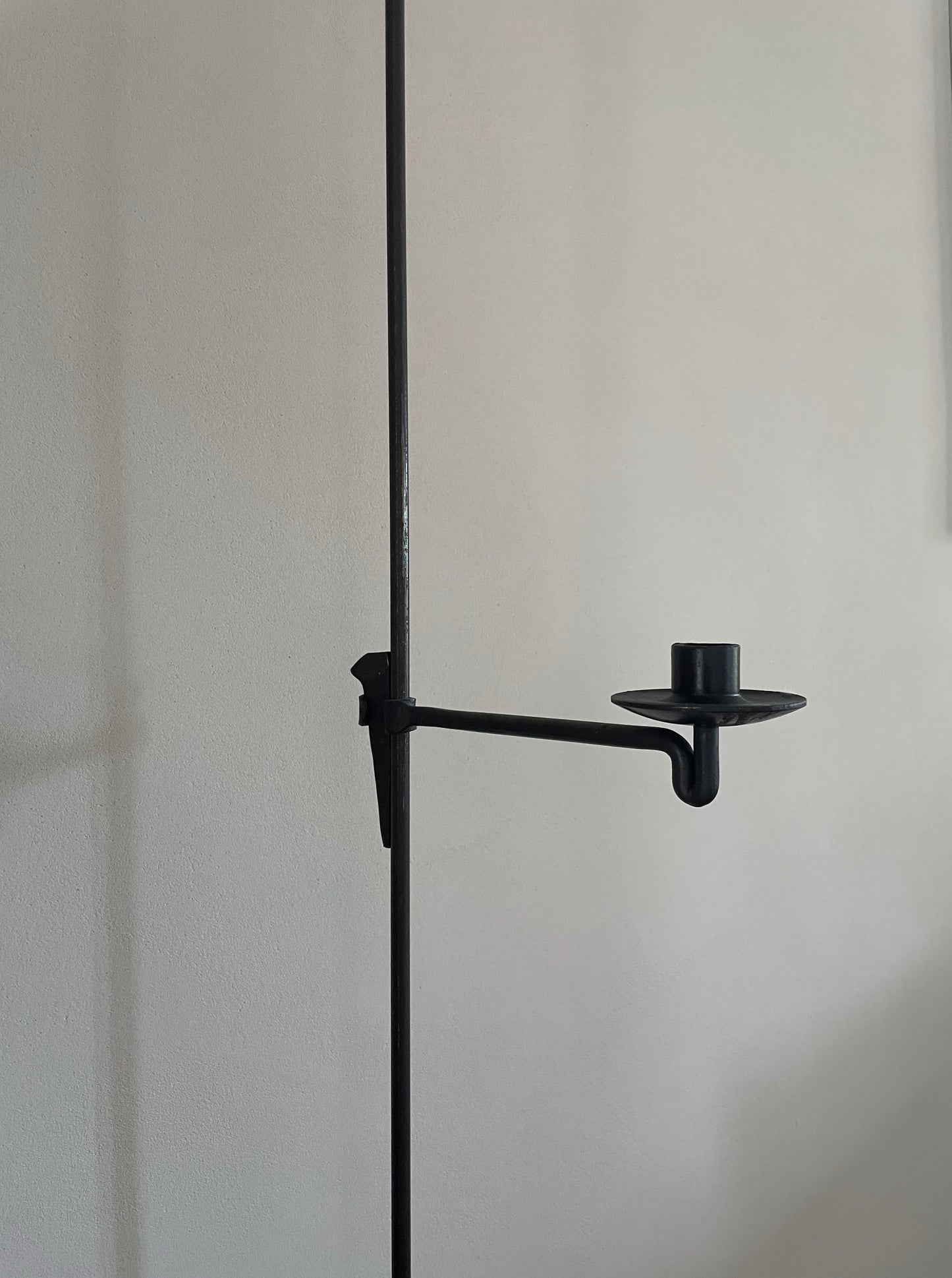 individuell geschmiedetes detail bei design kerzenleuchter aus metall