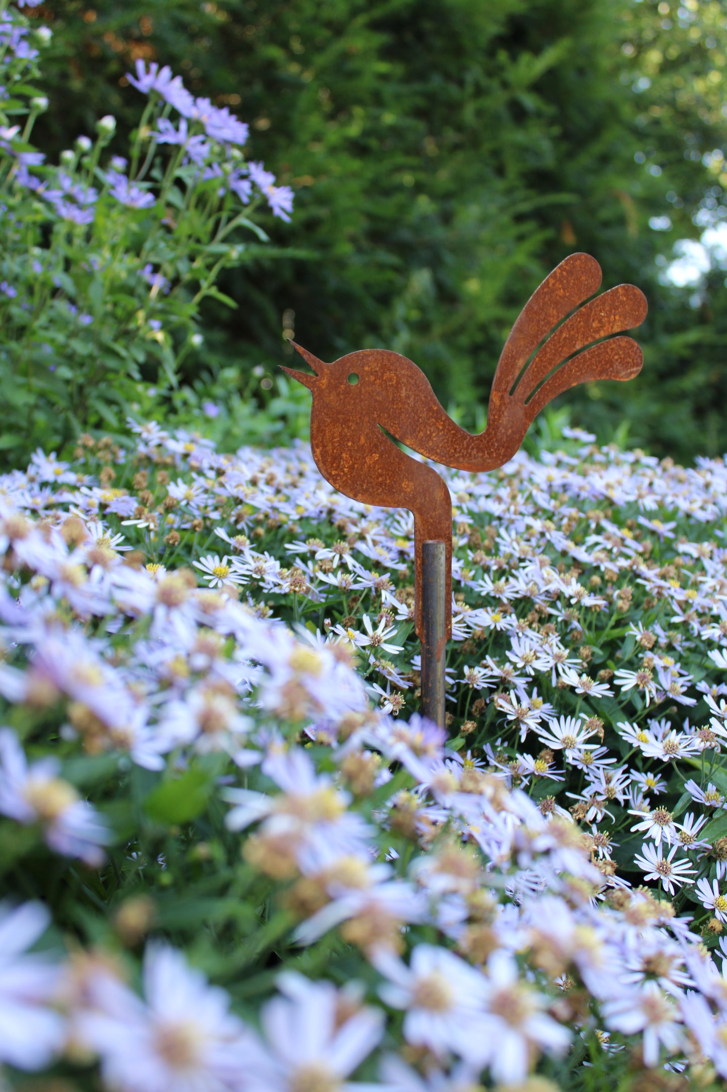Handgemachter Vogel aus Cortenstahl für Garten und Beet