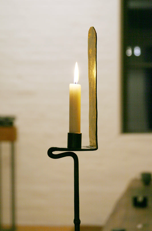 handgefertigter Kerzenleuchter, Standleuchter aus Stahl mit Vergoldung